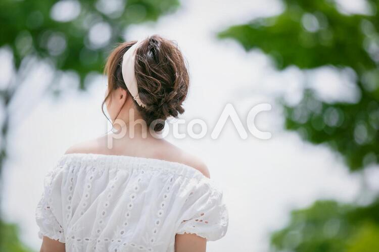緑の中にいる女性 まとめ髪,ヘアセット,女性の写真素材