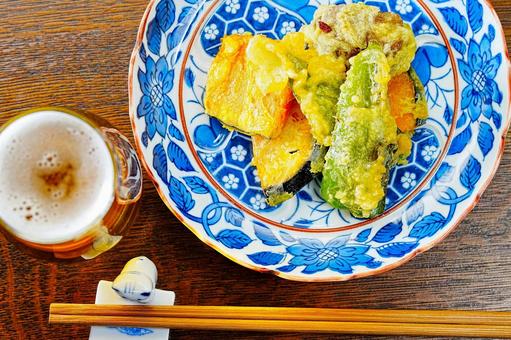 ビールと野菜の天ぷら ビールと野菜の天ぷら ビール,晩酌,天ぷらの写真素材