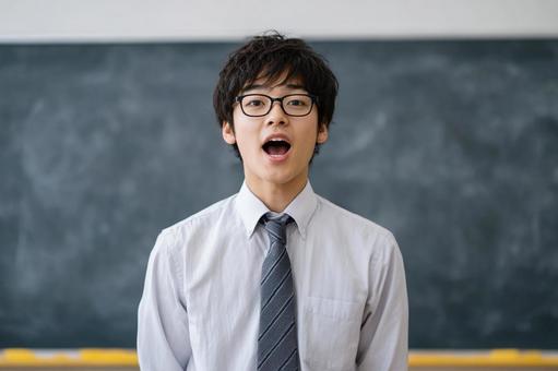 黒板の前で発表する男子生徒のイメージ 黒板の前で発表する男子生徒のイメージの写真