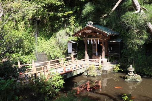 銭洗弁財天宇賀福神社 銭洗弁財天宇賀福神社 下之水神宮,一条の滝,銭洗弁財天の写真素材