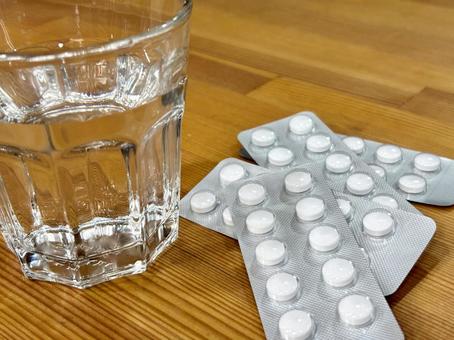薬を飲むイメージ 1 薬を飲むイメージ 1 内服薬,錠剤,頓服の写真素材