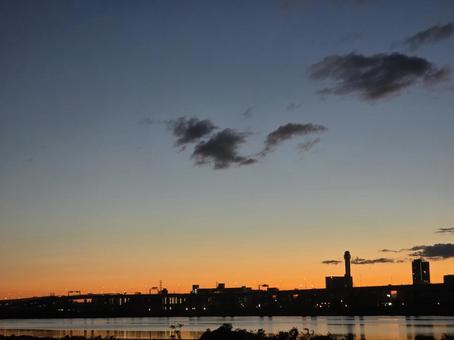 朝焼けと街並みの写真