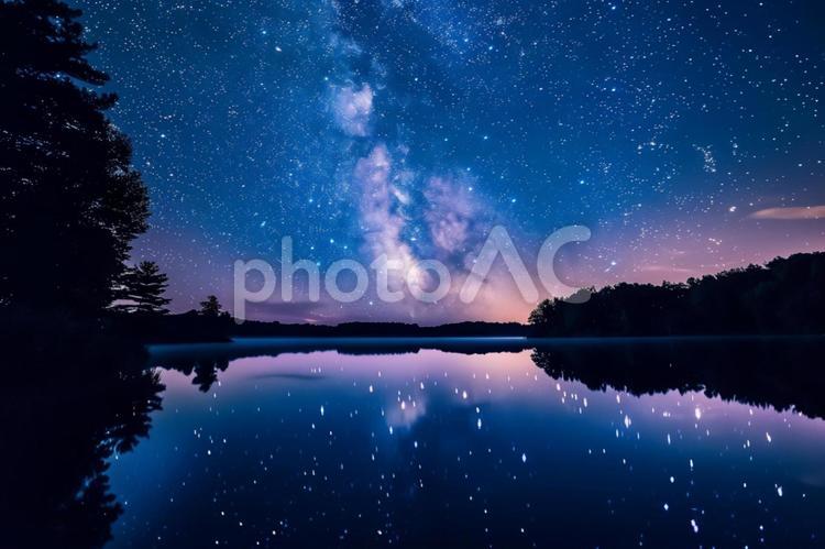 星空と湖の反射 星空,銀河,湖の写真素材