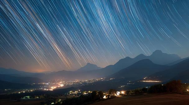 星の軌跡と山々の夜景 星の軌跡と山々の夜景の写真