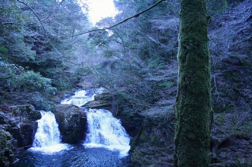 滝と山 滝と山の写真