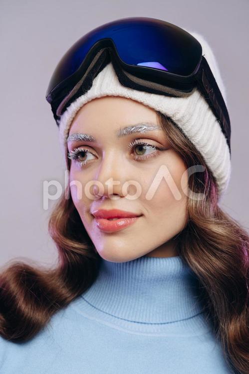 ゴーグルとニット帽をかぶった女性 冬,スポーツ,ウィンタースポーツの写真素材