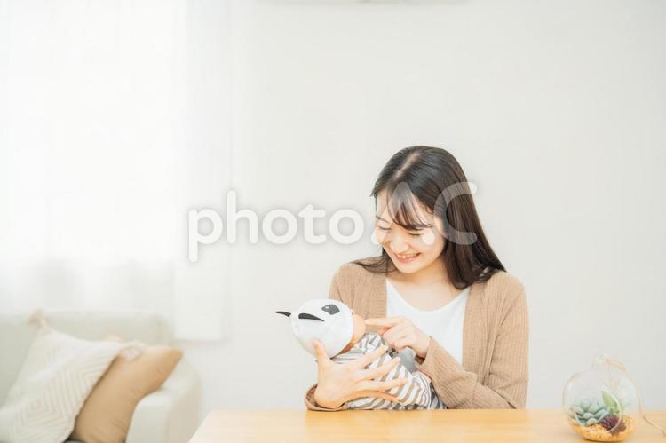 赤ちゃんを世話する女性（笑顔） 赤ちゃん,女性,育児の写真素材