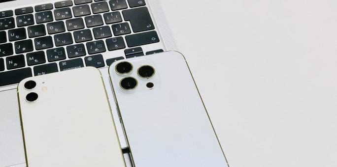 2台のスマホ 情報の共有 同期 転送 2台のスマホ 情報の共有 同期 転送 スマホ,2台,コピースペースの写真素材