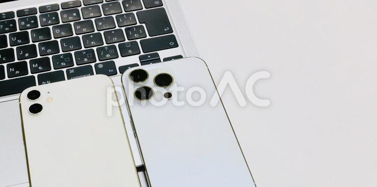 2台のスマホ　情報の共有　同期　転送 スマホ,2台,コピースペースの写真素材