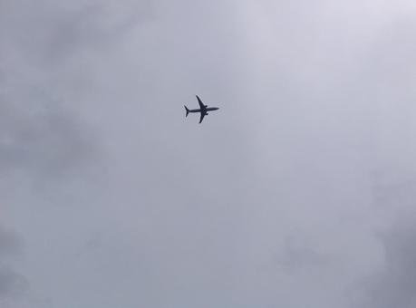 曇天と飛行機 曇天と飛行機の写真