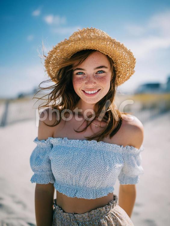 砂浜に立つ、爽やかな笑顔の女性 女性,若者,ポートレートの写真素材