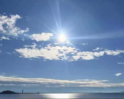 青空と海に輝く太陽の風景 青空と海に輝く太陽の風景の写真