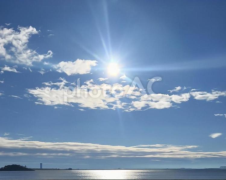 青空と海に輝く太陽の風景 夏,海,青空の写真素材