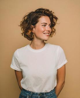 ショートボブが似合うカジュアルな女性 ショートボブが似合うカジュアルな女性の写真