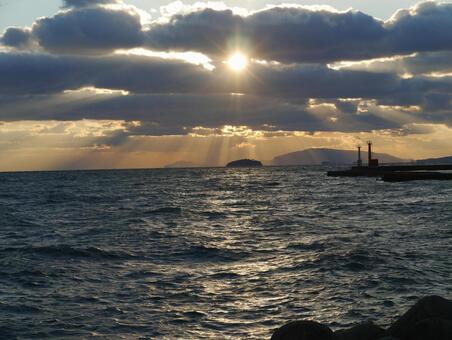 光へ 兵庫県,高砂市,高砂海浜公園の写真素材