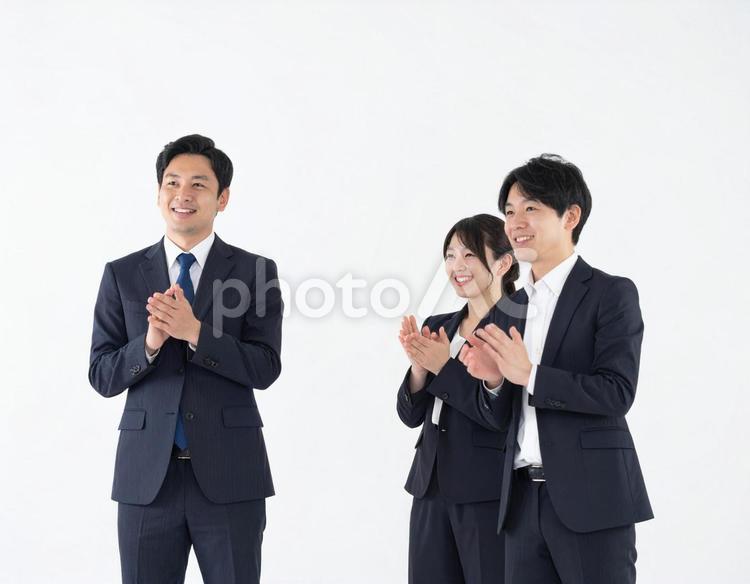拍手を送るビジネスマン達のイメージ ビジネスマン,拍手,スーツの写真素材
