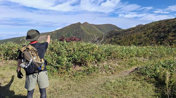 頂上から景色を眺める登山者 頂上から景色を眺める登山者 登山,縦走,登山者の写真素材
