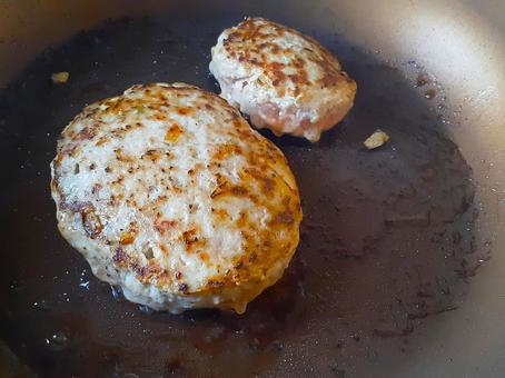 ハンバーグ ハンバーグ,食事,フライパンの写真素材