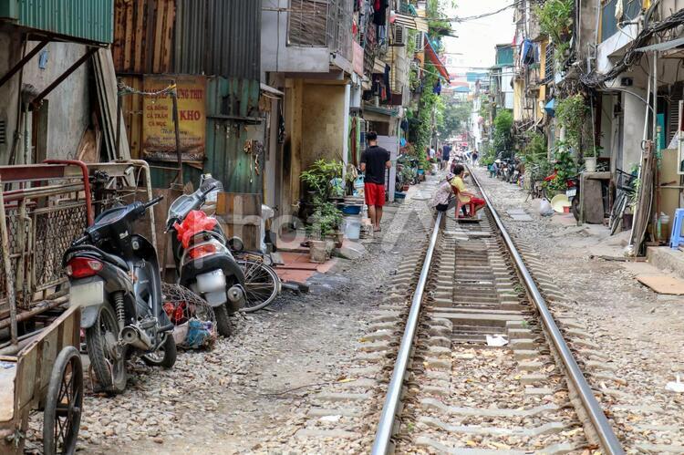 【ベトナム】ロンビエン駅から続く線路 ベトナム,線路,ハノイの写真素材