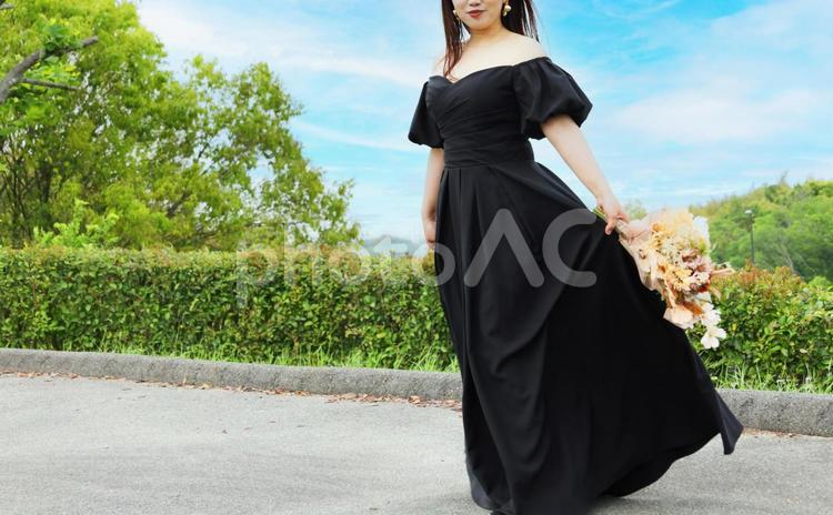 花束を持った黒いドレスの女性 女性,花嫁,新婦の写真素材