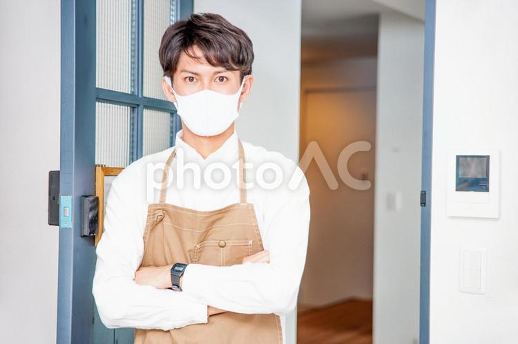 マスクをした男性のカフェ店員 カフェ,ホールスタッフ,マスクの写真素材