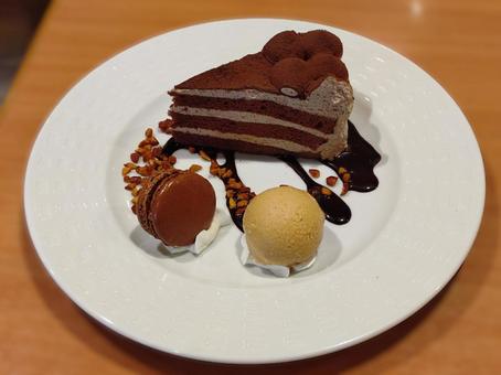 スイーツプレート チョコレートケーキ,マカロン,アイスの写真素材