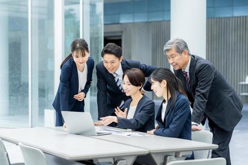 打ち合わせするビジネスパーソン ミーティング,笑顔,チームワークの写真素材