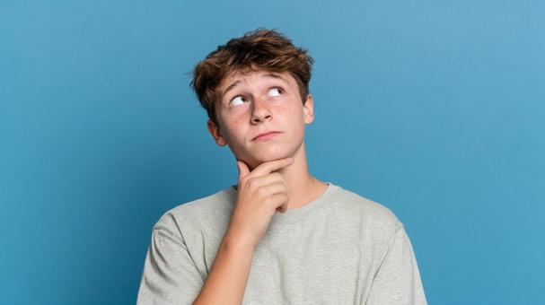 上を見上げ、何かに思いを馳せる若者 上を見上げ、何かに思いを馳せる若者の写真