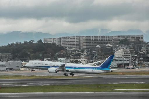 濡れた滑走路と福岡空港の航空機 飛行機,航空機,旅客機の写真素材