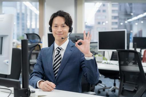 オフィスで仕事をするオペレーター オペレーター,コールセンター,ビジネスの写真素材
