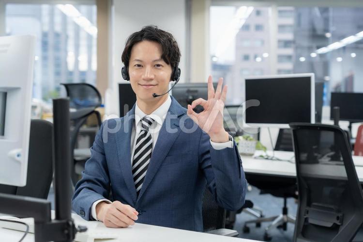 オフィスで仕事をするオペレーター オペレーター,コールセンター,ビジネスの写真素材