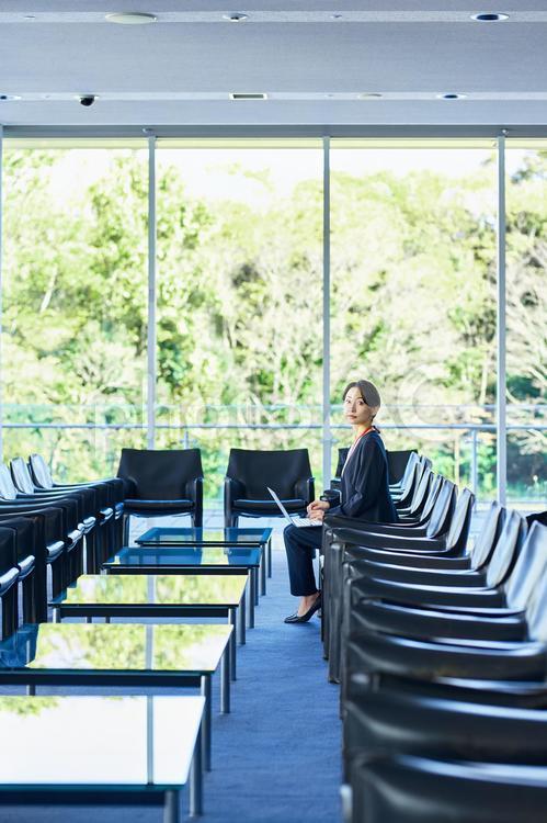 打ち合わせ　女性　会議室 ノートパソコン,打ち合わせ,会議室の写真素材