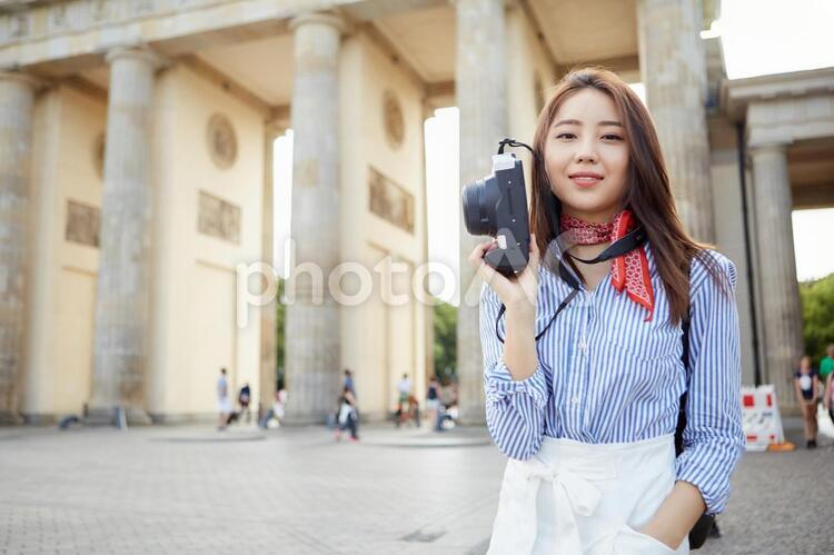 カメラを持つ海外旅行中の女性7 海外旅行,女性,日本人の写真素材