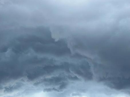 黒い雲がやってきて 曇り,曇天,悪天候の写真素材