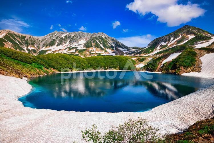 北アルプスの立山の室堂のミクリガ池 北アルプス,立山連峰,立山の写真素材