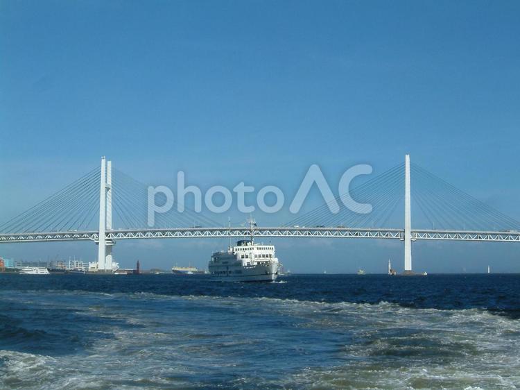 横浜　橋と船 橋,船,海の写真素材