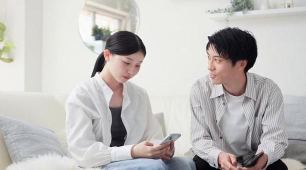 スマホが原因で口論をするアジア人カップル スマホが原因で口論をするアジア人カップル 女性,男性,喧嘩の写真素材