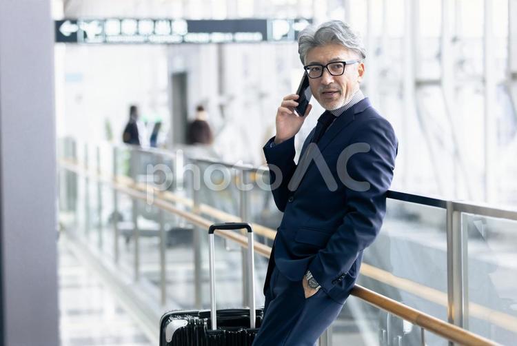 ミドル男性　空港　出張 空港,ビジネス,男性の写真素材