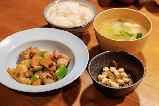 鶏肉と野菜炒めの夕食 夕食,和食,鶏肉の写真素材