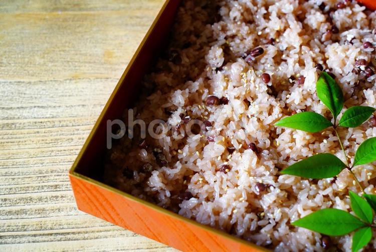 お祝いのお赤飯（上からイメージ） 赤飯,お祝い,入学の写真素材