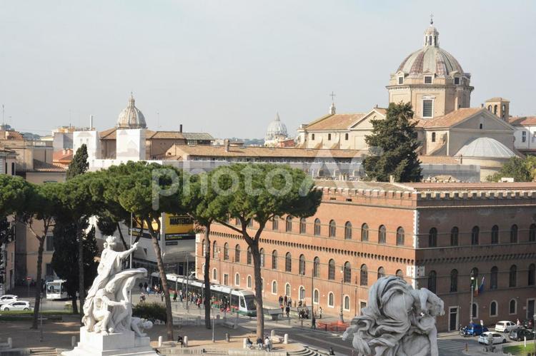 ヴェネツィア広場から見たローマの街並み ローマ,イタリア,ヴェネツィア広場の写真素材