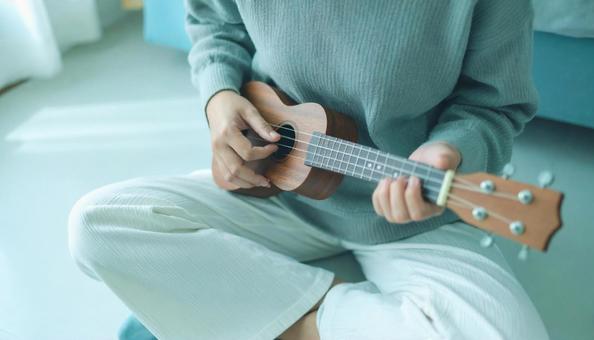 ウクレレを弾く女性 ウクレレを弾く女性の写真