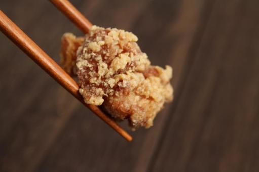 から揚げと箸のアップ から揚げと箸のアップ から揚げ,鶏肉,揚げ物の写真素材