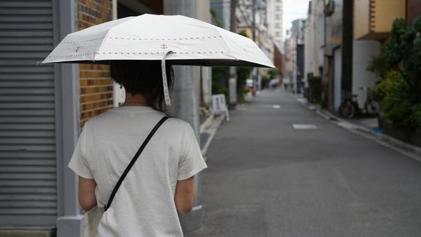 日傘をさして道を歩く女性 日傘をさして道を歩く女性 女性,日傘,散策の写真素材