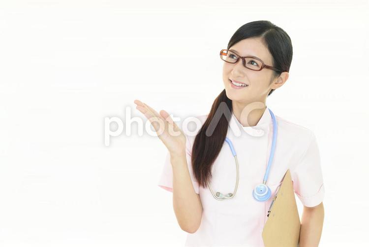 笑顔の看護師　案内 看護師,看護士,看護婦の写真素材
