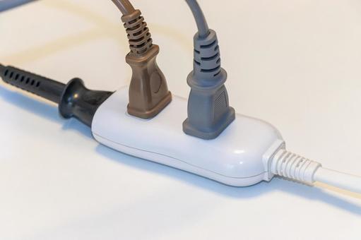 電源タップに接続された三つのプラグ 電源タップ,プラグ,延長コードの写真素材