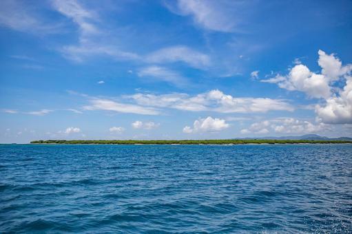 沖縄 石垣島の海と空の写真
