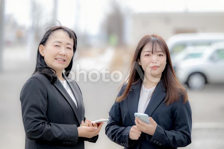 車とビジネスウーマン ビジネス,ビジネスマン,日本人の写真素材
