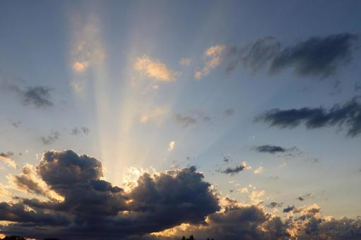 神々しい空の写真