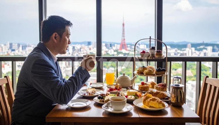 紅茶とお菓子でティータイムを楽しむ男性 ティータイム,男性,甘いものの写真素材